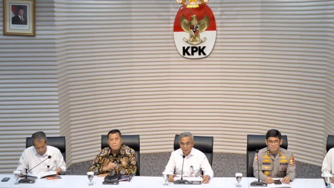 Ketua Komisi Pemberantasan Korupsi Setyo Budiyanto (tengah) berikan keterangan usai terkait rekomendasi Strategi Nasional Pencegahan Korupsi (Stranas PK) di Gedung Merah Putih KPK, Jakarta, Rabu (12/2/2025).