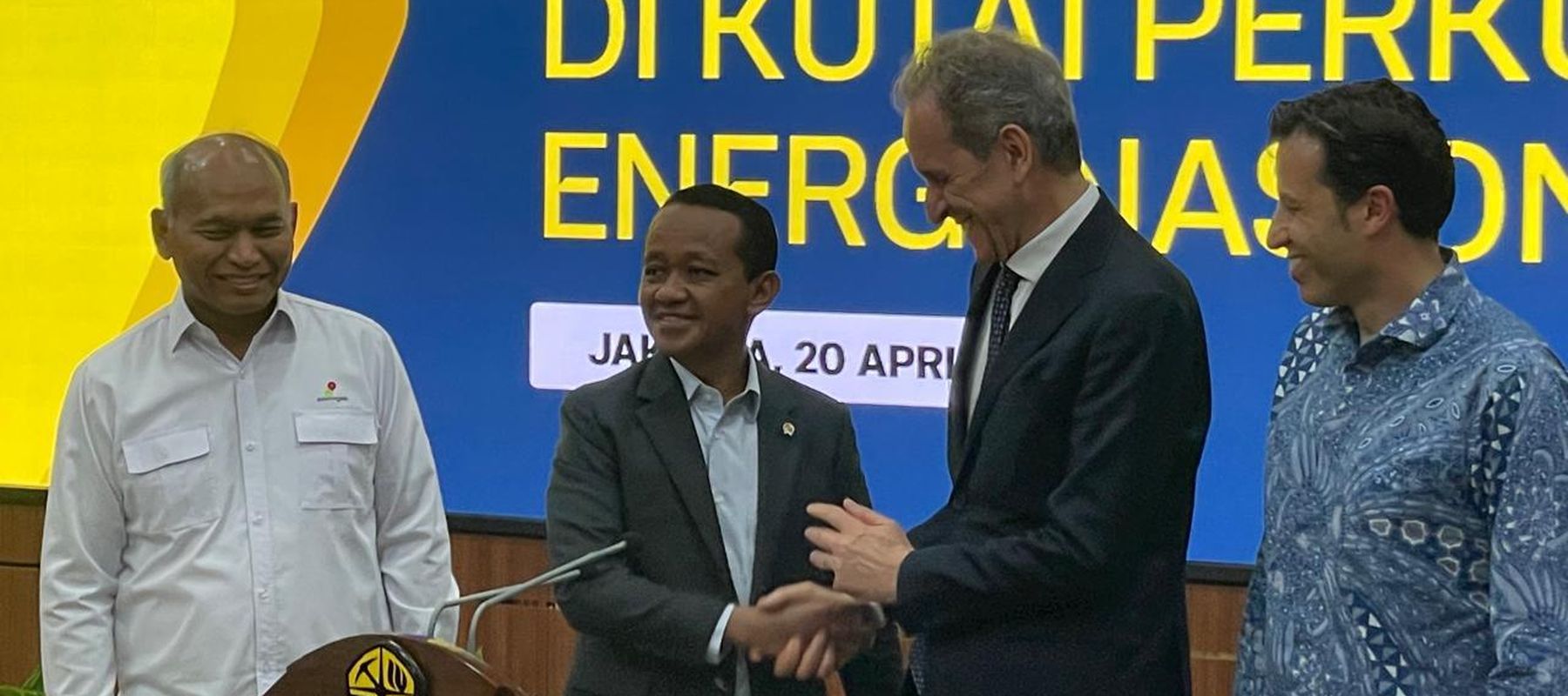 Menteri Energi dan Sumber Daya Mineral (ESDM) Bahlil Lahadalia mengumumkan penemuan cadangan gas bumi raksasa di Indonesia oleh perusahaan energi asal Italia, Eni. 
