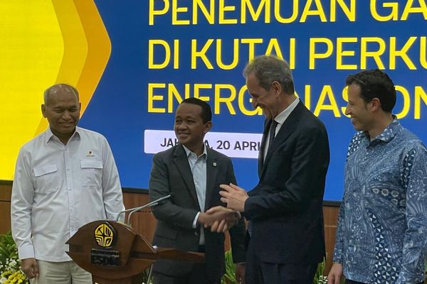 Menteri Energi dan Sumber Daya Mineral (ESDM) Bahlil Lahadalia mengumumkan penemuan cadangan gas bumi raksasa di Indonesia oleh perusahaan energi asal Italia, Eni. 