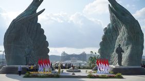 Presiden Joko Widodo (Jokowi) didampingi Menteri Pekerjaan Umum dan Perumahan Rakyat (PUPR) Basuki Hadimuljono melakukan peresmian Taman Kusuma Bangsa atau yang sebelumnya disebut Memorial Park di Ibu Kota Nusantara (IKN), Kalimantan Timur.