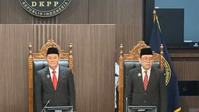Ketua DKPP Heddy Lugito menjatuhkan sanksi pemberhentian tetap untuk Ketua Komisi Pemilihan Umum (KPU) RI Hasyim Asy'ari terkait kasus dugaan asusila.