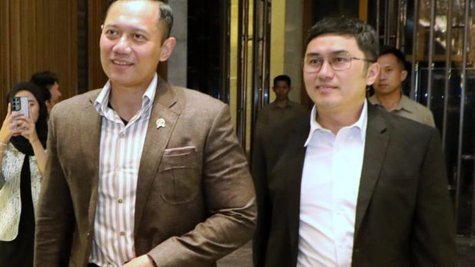 Ketua Umum Partai Demokrat Agus Harimurti Yudhoyono bersama Juru Bicara Partai Demokrat Herzaky Mahendra Putra.  <b>(Dokumentasi Partai Demokrat)</b>