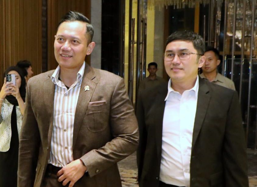 Ketua Umum Partai Demokrat Agus Harimurti Yudhoyono bersama Juru Bicara Partai Demokrat Herzaky Mahendra Putra.  <b>(Dokumentasi Partai Demokrat)</b>