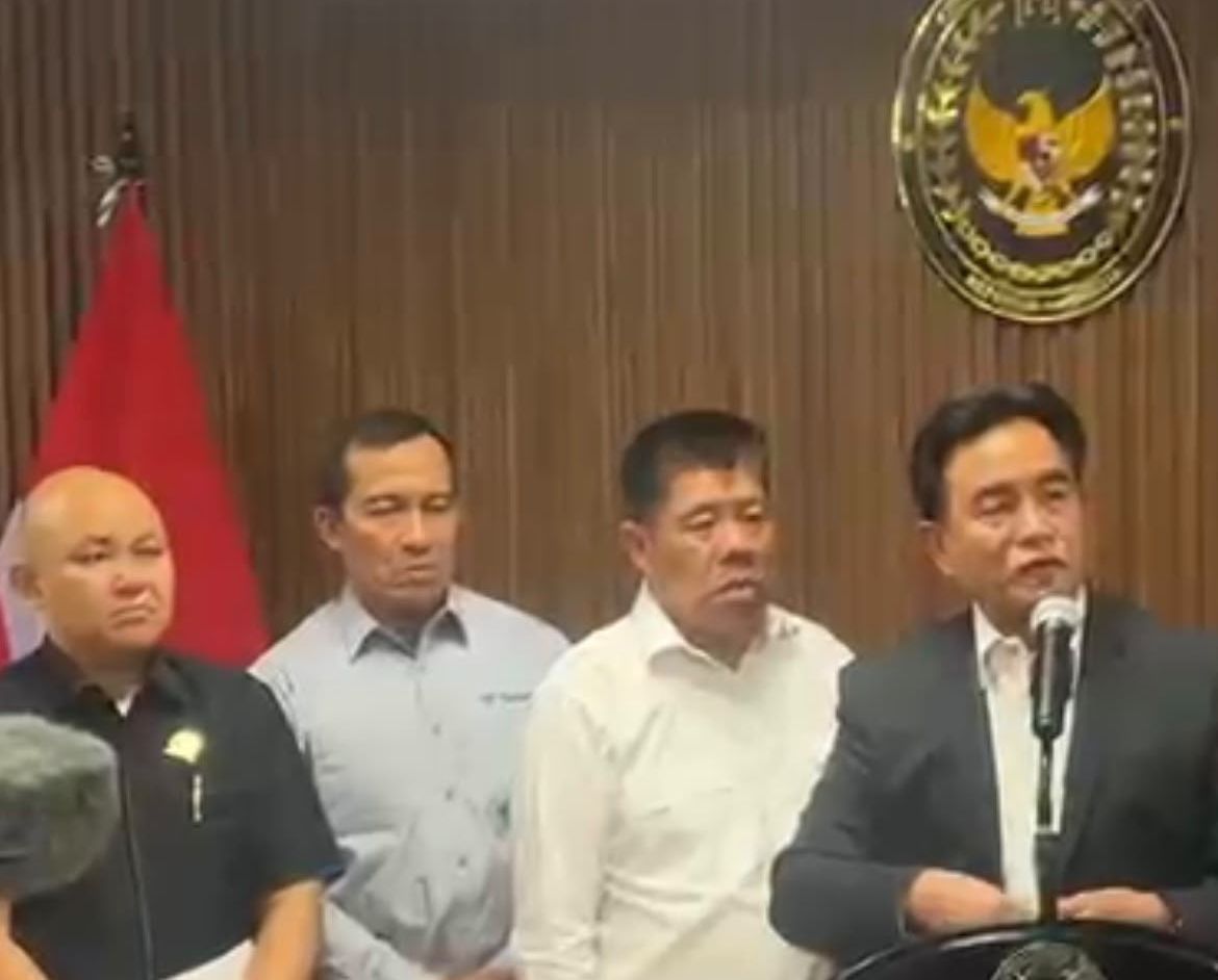 Menteri Koordinator Bidang Hukum, Hak Asasi Manusia, Imigrasi, dan Pemasyarakatan Yusril Ihza Mahendra, saat menggelar rapat bersama sejumlah kementerian dan lembaga terkait, Pemerintah Provinsi Kepulauan Bangka Belitung, PT TIMAH (Persero) Tbk