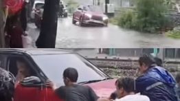 Nekat Terobos Banjir, Sebuah Mobil Nyungsep Masuk Selokan di Pesanggrahan
