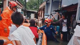 Banjir Rendam Sejumlah Wilayah di Tangerang, BPBD Evakuasi Lansia dan Anak dengan Perahu Karet