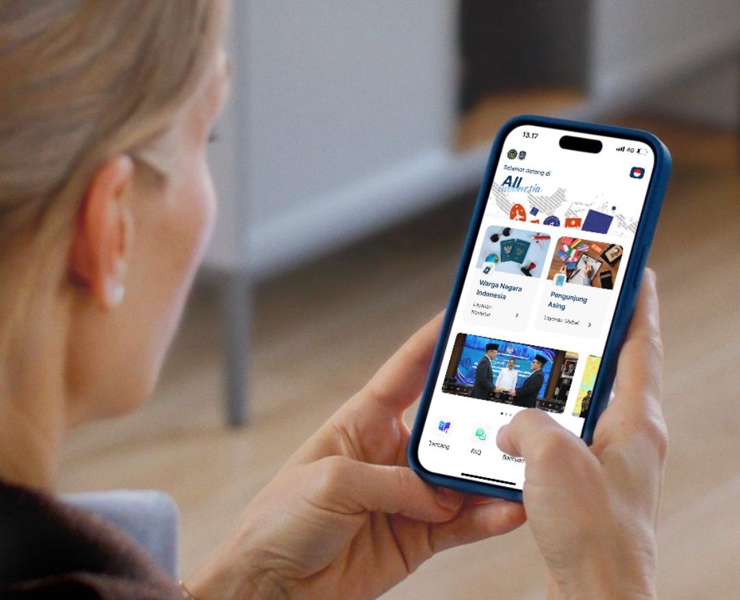 Tampilan aplikasi All Indonesia di perangkat mobile. Aplikasi ini memudahkan penumpang internasional dalam mengisi formulir deklarasi kedatangan secara digital, mencakup imigrasi, bea cukai, kesehatan, hingga karantina. Jika terjadi salah input data, <b>(Direktorat Jenderal Imigrasi)</b>
