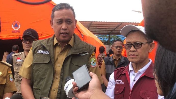 Wali Kota Bekasi Tri Adhianto meninjau kesiapan dapur umum di area terdampak banjir Kecamatan Jatiasih, Kota Bekasi, Jawa Barat, Selasa. 