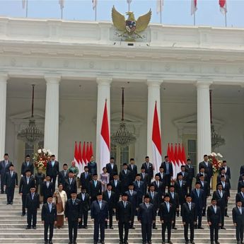 Momen Perdana Presiden Prabowo dan Wapres Gibran Foto Bersama Kabinet Merah Putih