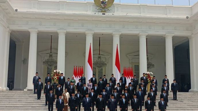 Momen Perdana Presiden Prabowo dan Wapres Gibran Foto Bersama Kabinet Merah Putih