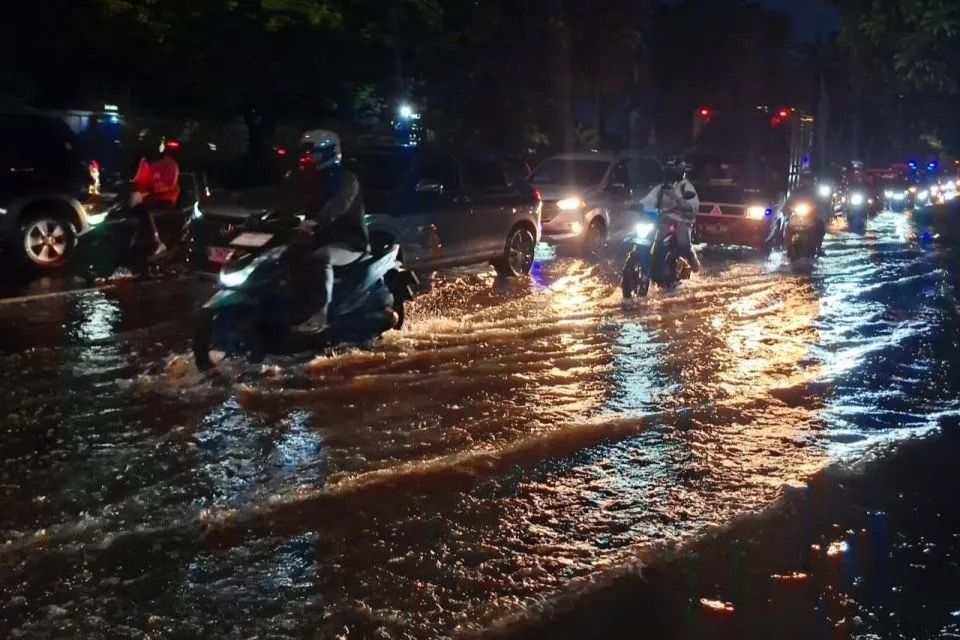 Jalan Daan Mogot, Cengkareng, Jakarta Barat terendam genangan banjir. <b>(Antara)</b>
