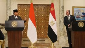 Presiden Republik Indonesia, Prabowo Subianto, melakukan pertemuan bilateral dengan Presiden Republik Arab Mesir, Abdel Fattah El-sisi, di Istana Kepresidenan Al Ittihadiya, dalam kunjungan kenegaraannya ke Kairo, Mesir, pada Rabu, 18 Desember 2024. 