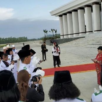 76 Pelajar Bertugas Kibarkan Bendera Sang Saka Merah PUtih di IKN