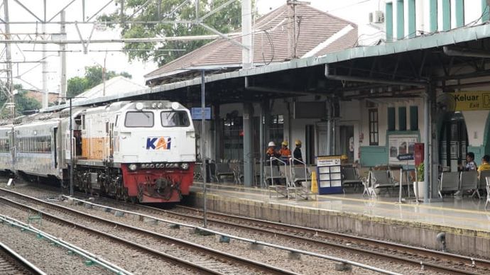 Kereta Api Indonesia (Persero) atau KAI menjual tiket kereta api dengan harga murah.