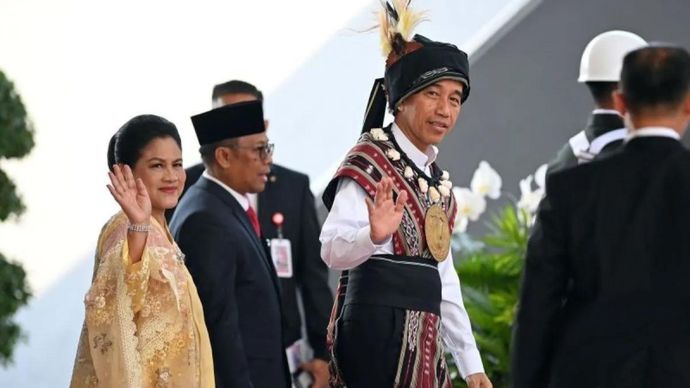 Jokowi Pake Baju Adat Suku Tanimbar <b>(ANTARA)</b>