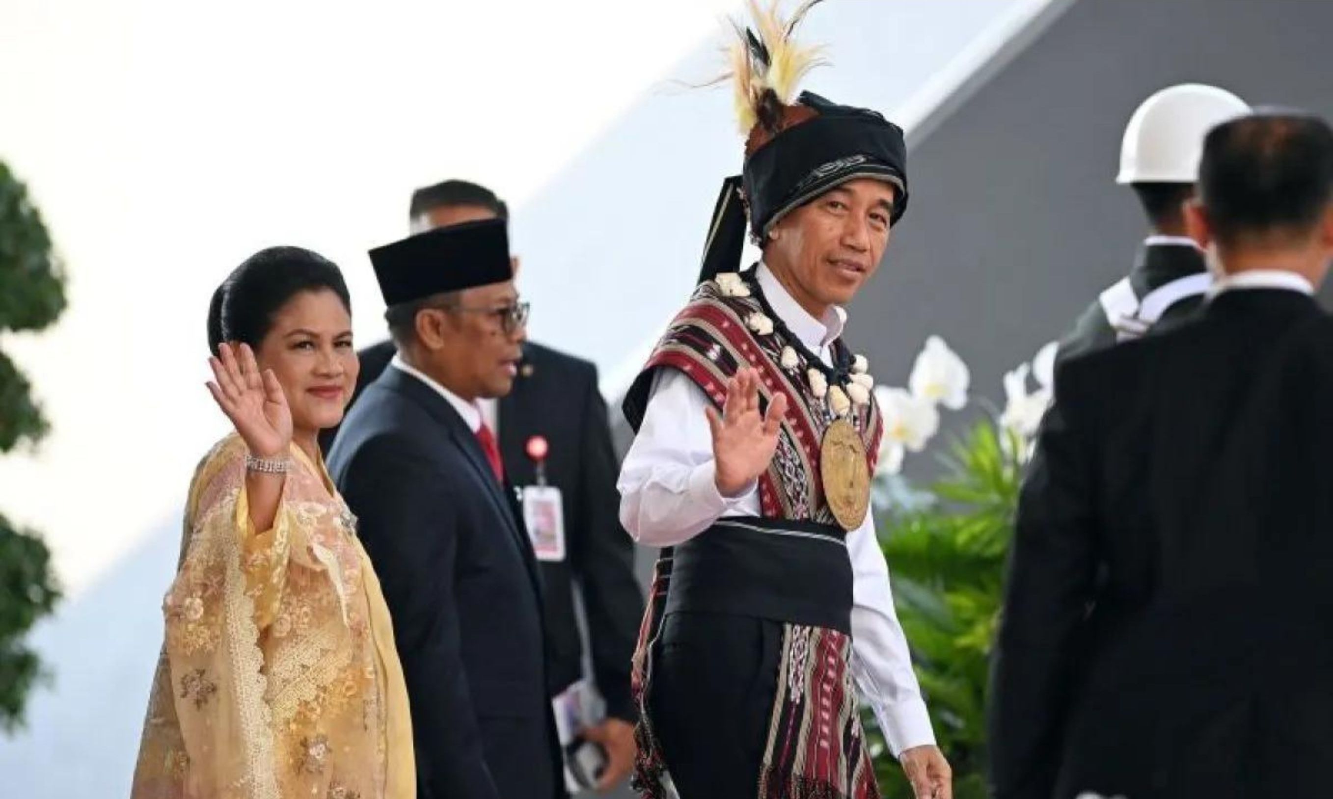 Jokowi Pake Baju Adat Suku Tanimbar <b>(ANTARA)</b>