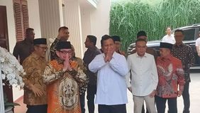 Ketua Dewan Syuro Partai Keadilan Sejahtera (PKS), Segaf Al Jufri dan para petinggi partai tiba di kediaman Presiden Terpilih Prabowo Subianto di Jalan Kertanegara pada Jumat sore tadi, 11 Oktober 2024.