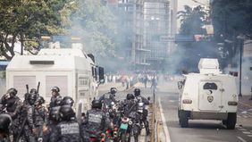 Bentrok polisi dengan pengunjuk rasa di pusat Kota Caracas Venezuela tidak terbendung lagi hingga jalan menuju Istana Presiden Miraflores diblokir.