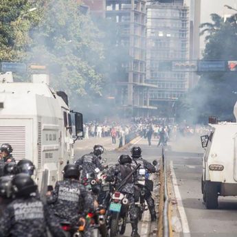 Polisi Bentrok dengan Demonstrasi di Pusat Kota Caracas Vanezuela