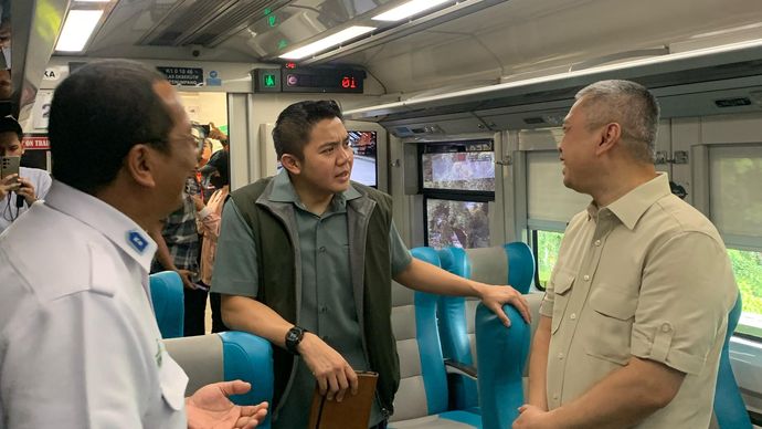 Menteri Perhubungan Dudy Purwagandhi bersama Sekretaris Kabinet Teddy Indra Wijaya mengecek dan meninjau langsung Stasiun Gambir, Jakarta Pusat dalam rangka persiapan menghadapi Angkutan Lebaran 2025. 