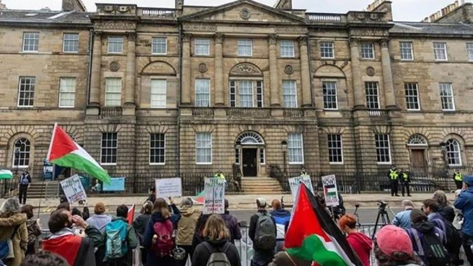 Aktivis pro-Palestina menuntut gencatan senjata antara Israel dan Gaza di Scotlandia