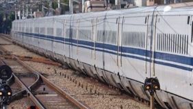 Seorang turis yang berswafoto di dekat rel Alishan Forest Railway di Chiayi, Taiwan, mengalami kecelakaan pada 14 Desember 2024. 