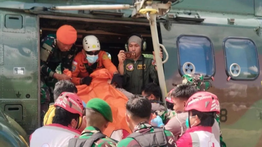 TNI AU Evakuasi 8 Korban Helikopter Jatuh di Sekadau