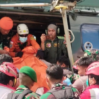 TNI AU Evakuasi 8 Korban Helikopter Jatuh di Sekadau