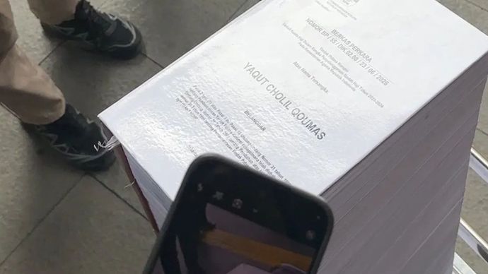 Seorang jurnalis memotret berkas dakwaan tersangka kasus dugaan korupsi kuota haji Yaqut Cholil Qoumas di Gedung Merah Putih KPK, Jakarta, Jumat (31/7/2026)