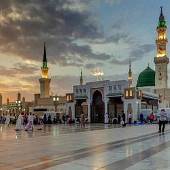 Payung Masjid Nabawi Bocor, Orang Sibuk Rekam Pakai HP