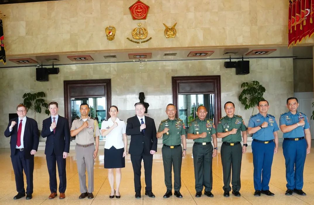 Kepala Staf Umum (Kasum) TNI Letjen TNI Richard Tampubolon, S.H., M.M., menerima Courtesy Call (CC) Deputy Assistant To Secretary Of Defence (DASD), Dr. Andrew Byers di Mabes TNI, Cilangkap, Jakarta Timur, Selasa, 6 Mei 2025. <b>(Instagram)</b>