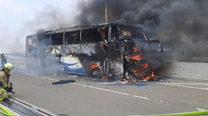 Bus Pariwisata Hangus Terbakar di Tol Becakayu