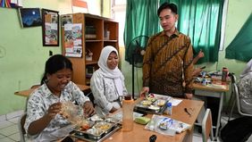 Wakil Presiden (Wapres) Gibran Rakabuming beranjak ke SMA Negeri 13 Jakarta, Jl. Seroja No.1, Rawa Badak Utara, Koja, Jakarta Utara, untuk memastikan kelancaran program Makan Bergizi Gratis (MBG), Selasa 18 Februari 2025.