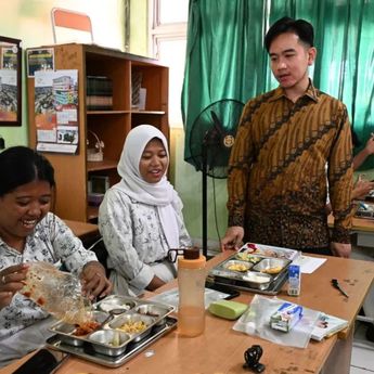 Tinjau MBG di SMA Negeri 13 Jakarta, Gibran Bagi-bagi Skincare: Biar Gak Jerawatan