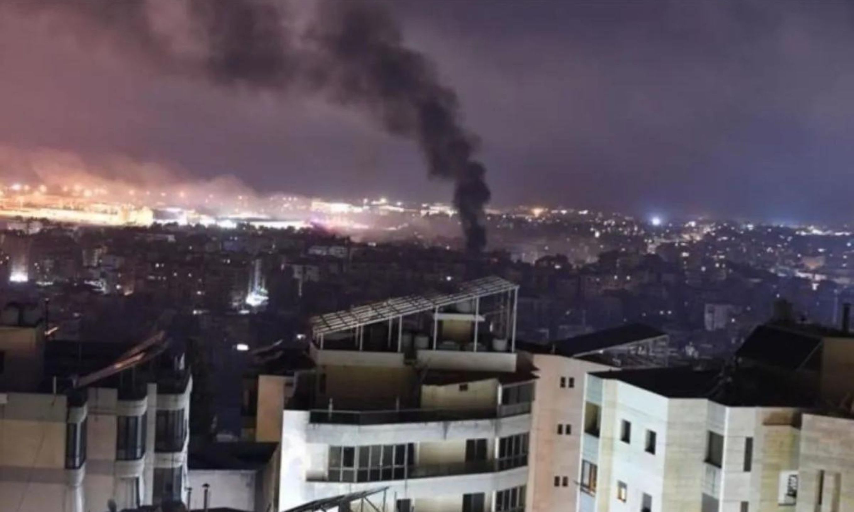 Ledakan Besar di Depan Parlemen Lebanon Usai Israel Bombardir Jantung Beirut <b>(Antara)</b>