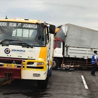 Kecelakaan di KM 77 Ruas Jalan Tol Pandaan-Malang, Petugas Lakukan Aksi Cepat Penanganan