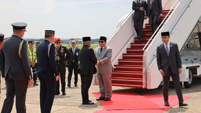 Menteri Pertahanan Republik Indonesia, Prabowo Subianto, tiba di Bandar Udara Internasional Brunei pada hari Kamis (5/9) sekitar pukul 14.00 waktu setempat dalam rangka kunjungan kerja.