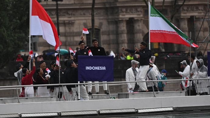 Kontingen Atlet Indonesia melintasi Sungai Seine saat Pembukaan Olimpiade ke-33 di Paris, Jumat (26/7).