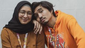 Penyanyi dan musisi ternama Indonesia, Duta Sheila On 7 memberikan beberapa tips supaya awet dalam rumah tangga yang diambil dari pengalaman bersamanya bersama sang istri yaitu Adelia Lonton.