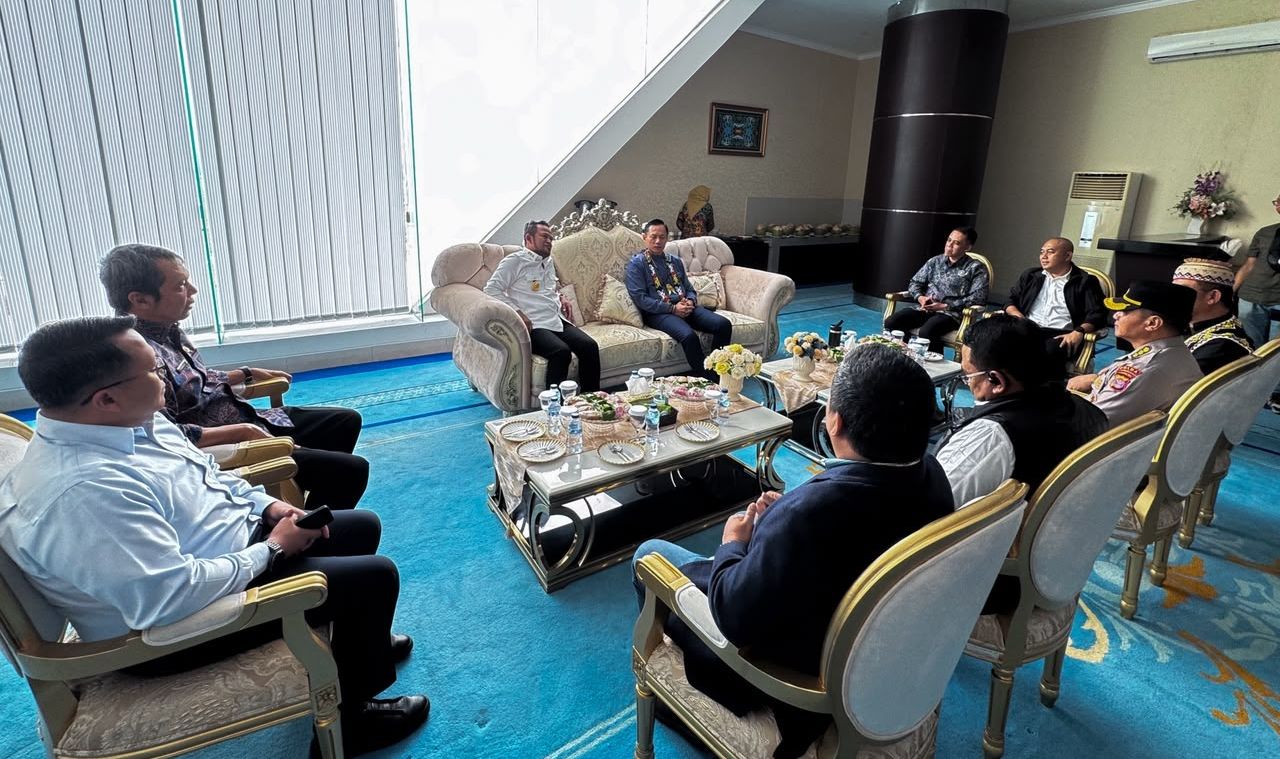 Menko AHY memimpin pertemuan dan koordinasi bersama jajaran pejabat serta staf khusus di Balikpapan guna memastikan pembangunan infrastruktur yang tepat sasaran dan berkesinambungan.