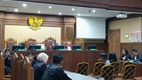 Majelis hakim Pengadilan Tindak Pidana Korupsi (Tipikor) Jakarta menolak nota keberatan atau eksepsi yang diajukan oleh penasihat hukum terpidana pembunuhan Ronald Tannur, Lisa Rachmat, serta ibunda Ronald Tannur, Meirizka Widjaja Tannur.