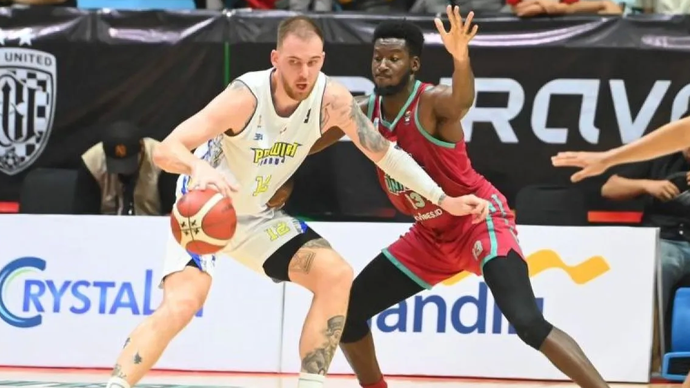 Pebasket Bali United Basketball Joshua Norman Ezekiel Nurse (kanan) berusaha mengadang pebasket Prawira Bandung Norbertas Giga (kiri) dalam pertandingan Indonesian Basketball League (IBL) 2025 di GOR Purna Krida, Badung, Bali, Rabu (12/2/2025). 