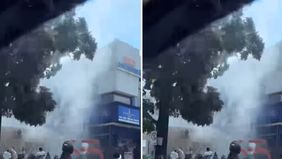 Beredar video memperlihatkan kepulan asap tebal keluar di sebuah ruko di Jalan Anggrek Loka, BSD, Serpong. Hal tersebut menjadi viral di media sosial.