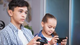 Orang tua harus membatasi waktu bermain game anak dan memberikan alternatif hobi serta aktivitas positif lainnya.