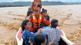 Hujan deras disertai banjir di sebagian wilayah Myanmar menyebabkan hampir 300 orang tewas.