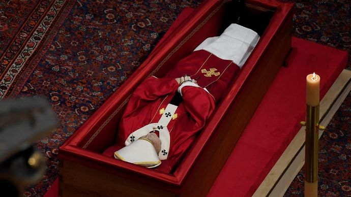 Jenazah Paus Fransiskus di Basilika Santo Petrus.