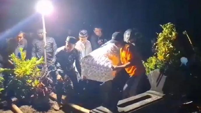 Pemakaman Uswatun Khasanah korban pembunuhan dan mutilasi di blitar <b>(Antara)</b>