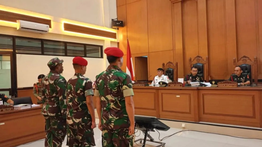 Lengan Seragam Digulung, Hakim Tegur Terdakwa Prajurit TNI di Sidang Pembunuhan Kacab Bank