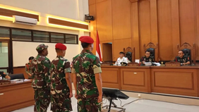 Majelis Hakim Pengadilan Militer II-08 Jakarta menyoroti ketidaksamaan penggunaan lengan seragam yang dikenakan tiga prajurit TNI Angkatan Darat dalam sidang perdana kasus kematian kepala cabang bank berinisial MIP (37).