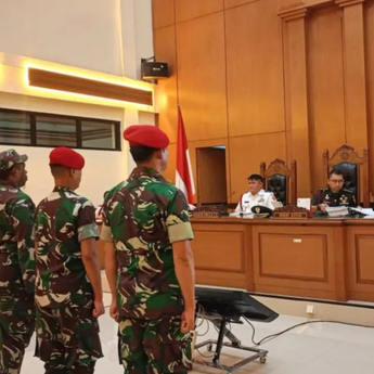 Lengan Seragam Digulung, Hakim Tegur Terdakwa Prajurit TNI di Sidang Pembunuhan Kacab Bank